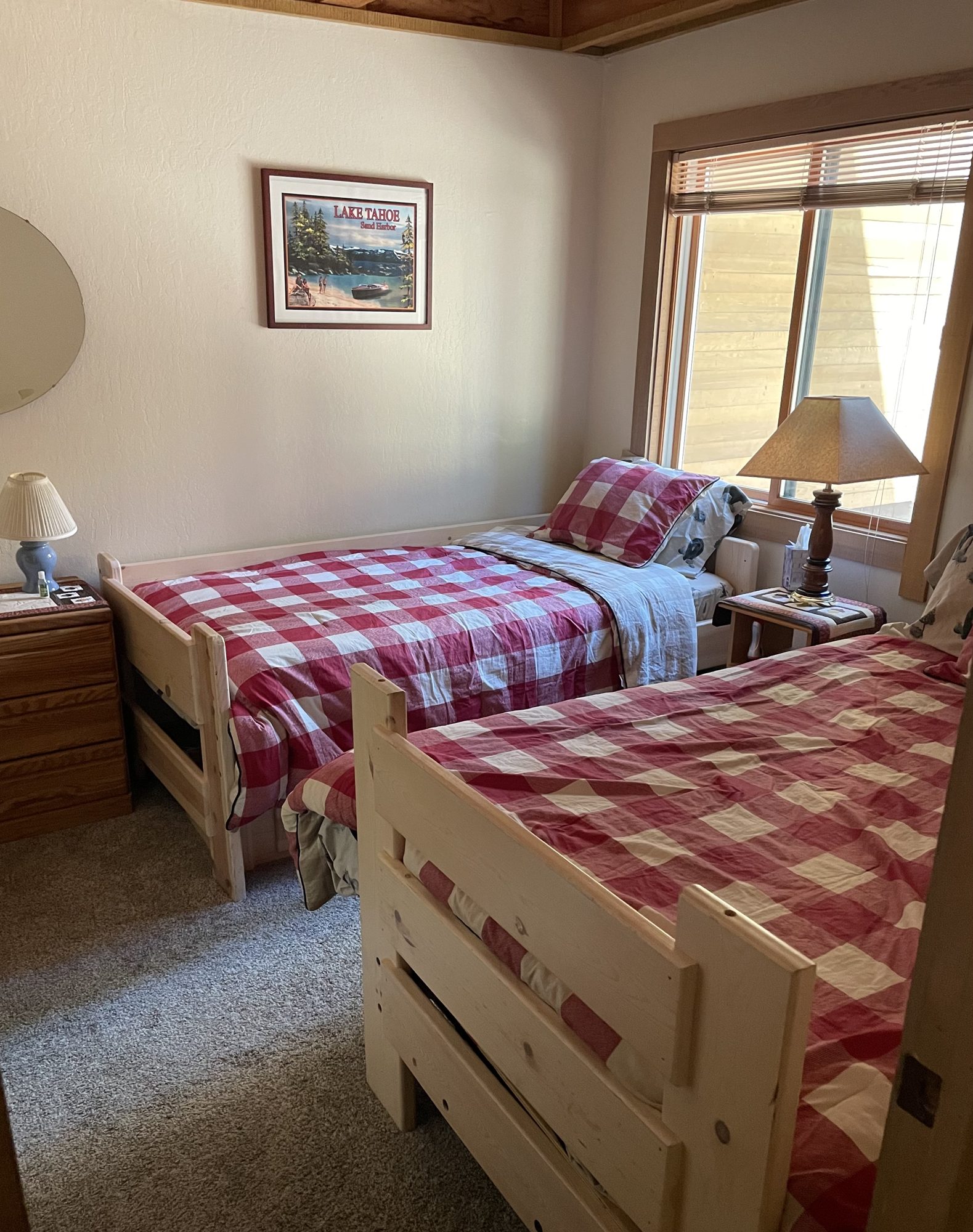 Second bedroom with two twin beds